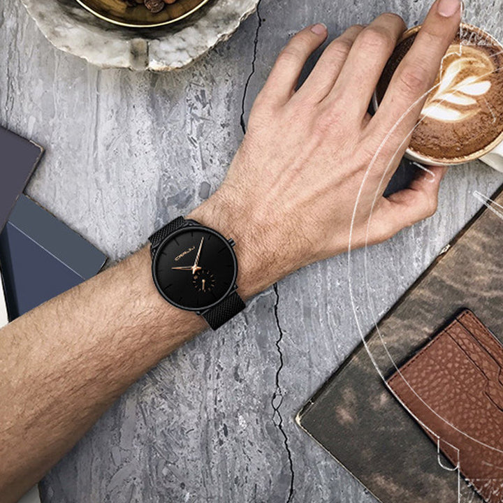 Detalj av metallrem på unisex armbåndsur i rustfritt stål. Robust og stilfull analog klokke.