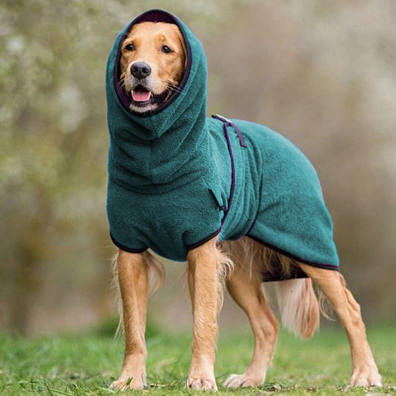 En brun hund iført en hurtigtørkende mikrofiber hundebadekåpe etter et bad, ser koselig ut.