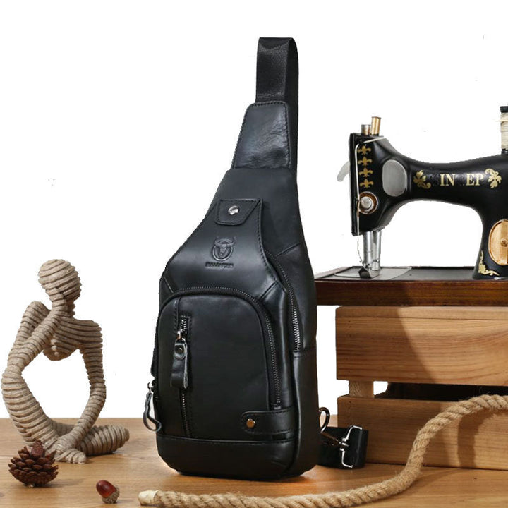 Robust cross-body skinnveske for menn, rødbrun, perfekt for daglig bruk og reise.