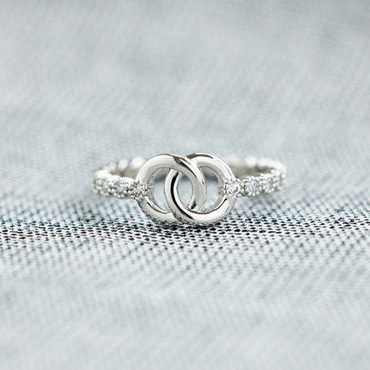 Elegant sølvfarget smykke; justerbar mor-datter ring. Hypoallergenisk og behagelig for hverdag.