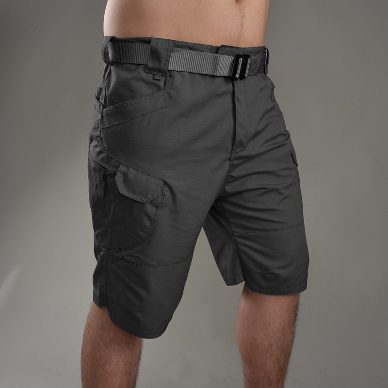Mann på fottur i taktisk shorts, nytende utendørs fritid med komfortabel og praktisk bekledning.