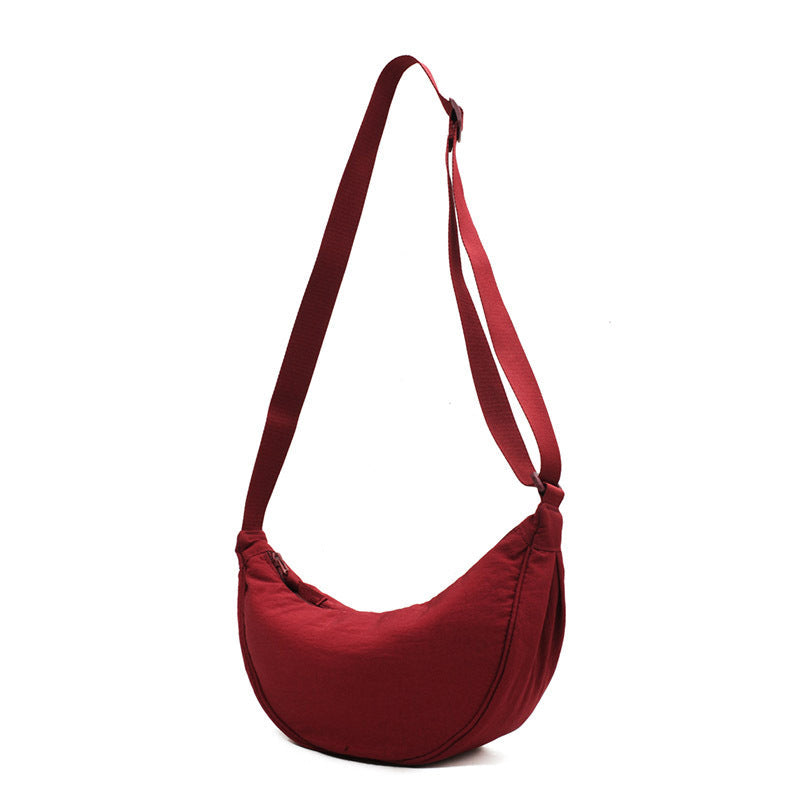 Hold deg organisert med denne trendy unisex halvmåne crossbody-vesken i nylon, perfekt for bylivet.
