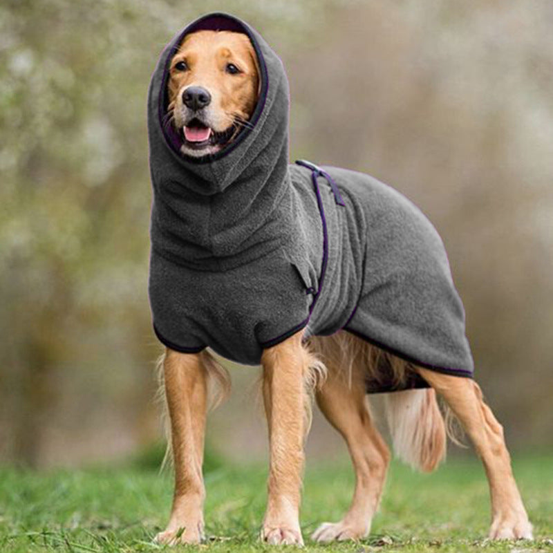 Nærbilde av en myk, grå hundebadekåpe i mikrofiber med justerbare stropper og selespenne.