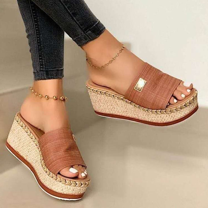 Kvinner kilesandaler i ensfarget design, perfekt for sommerdager med stil og komfortable fritidssko.