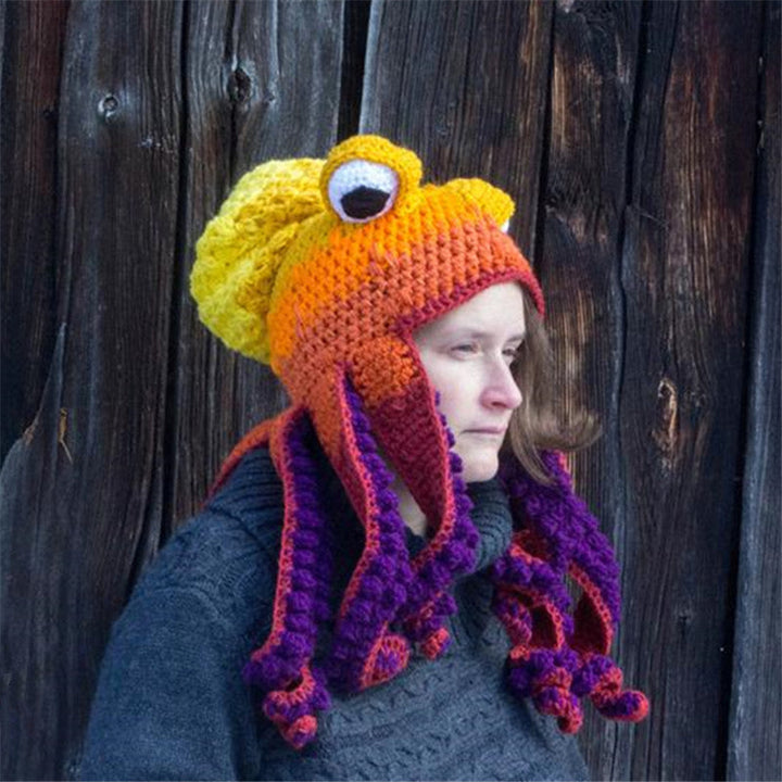 Sammenfoldet heklet blekksprutlue med alle tentaklene synlige, unikt unisex design.