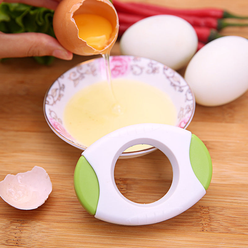 Hånd bruker eggeåpner til å kutte toppen av et kokt egg. Enkel eggekutter for frokost og matlaging.