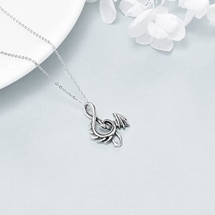 Mytisk dragesmykke, unisex. Halskjede med galvanisert finish, symboliserer visdom og beskyttelse.