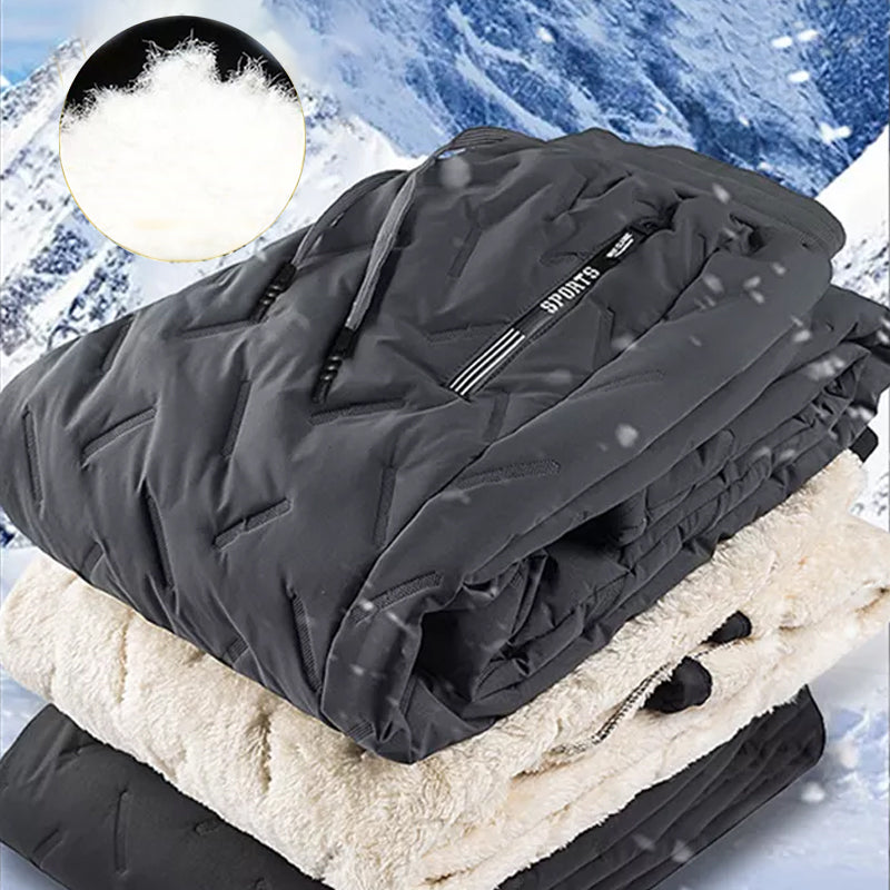 Detalj av den tykke, myke fleecebuksen for menn. Varm polyester vinterbukse, komfortabel for fritid og sport.