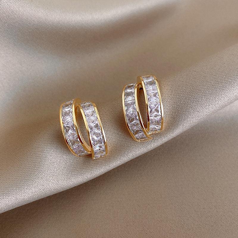 Perfekt gave: stilige gullbelagte zirkon øredobber for kvinner. Elegante smykker til enhver anledning.