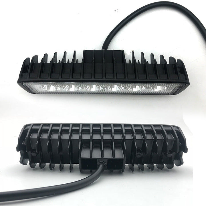 Bakside av universal LED arbeidslys for kjøretøy, viser 12V/24V tilkoblinger og robust hus for enkel montering.