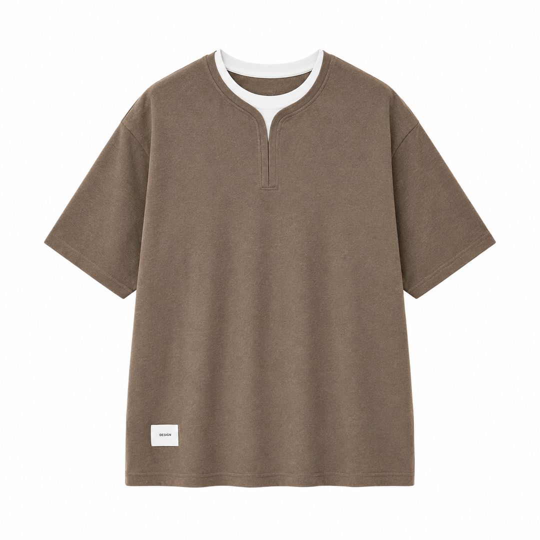 Herre t-skjorte i grå, kortermet, med trendy lag-på-lag detaljer. Perfekt for en avslappet og stilig hverdagslook.