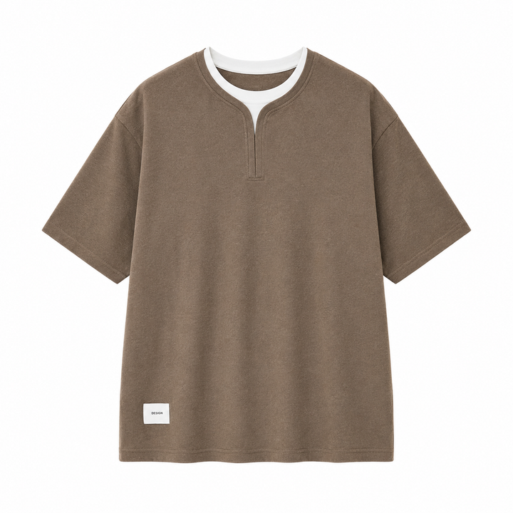 Herre t-skjorte i grå, kortermet, med trendy lag-på-lag detaljer. Perfekt for en avslappet og stilig hverdagslook.