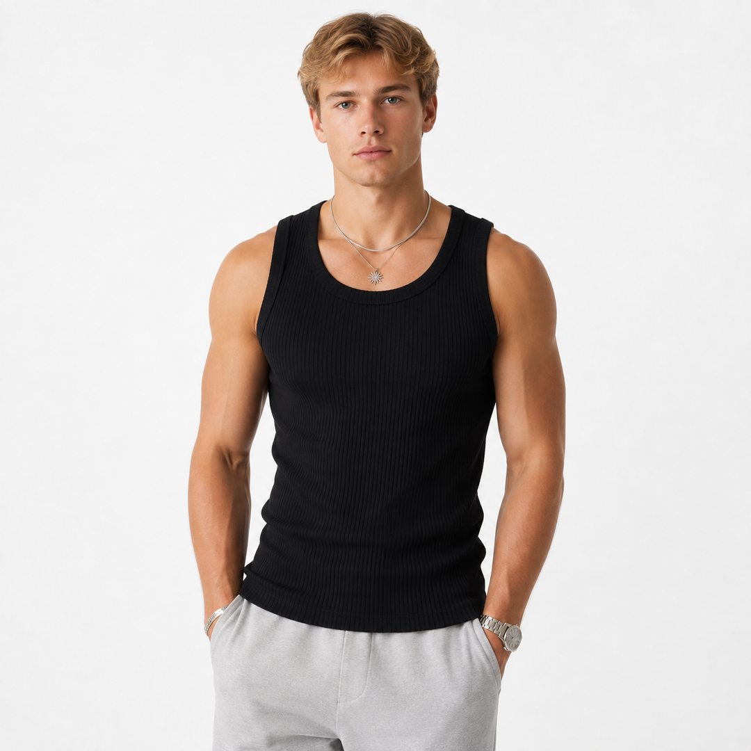 Allsidig herre ermeløs topp med rund hals. Figurnær design for fritidsklær, gymwear eller som basisplagg.