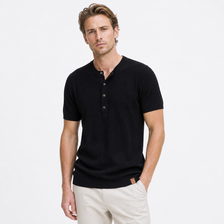 Moderne herre Henley t-skjorte i pustende design for fritid og sommer. Myk kvalitet med knapper.