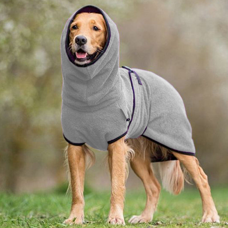 Glad hund tørkes raskt med varm mikrofiber tørkekåpe etter svømmetur, ideell for vinterbruk.
