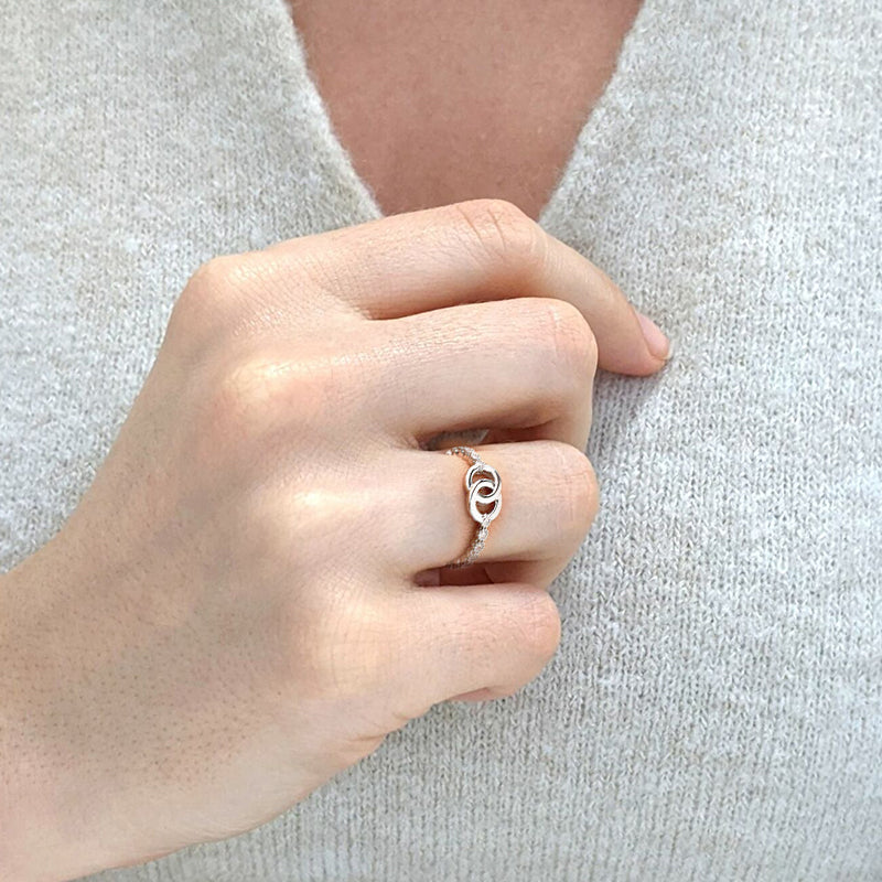 Tilbehør: Justerbar sølvfarget mor og datter ring. Et hypoallergenisk smykke som symboliserer kjærlighet.