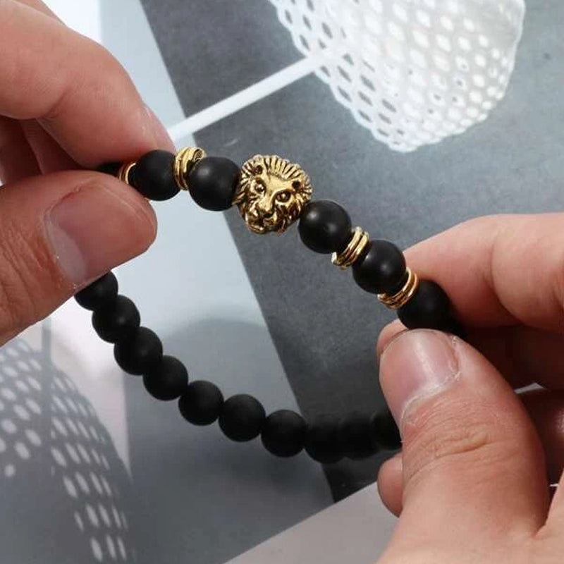 Unisex armbånd med rustfritt stål løvehode og sorte onyxperler, et allsidig tilbehør for alle.