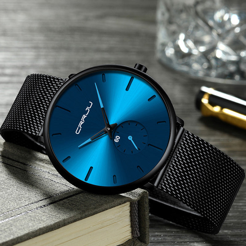 Klassisk analog klokke i rustfritt stål med sort urskive. Elegant og vanntett unisex armbåndsur.