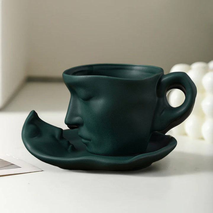 Keramisk krus med kyssende ansiktstrykk. Flott til kaffe, te, kjøkken eller som gave til par.