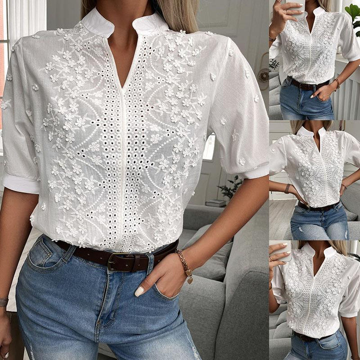 Hvit langermet kvinnebluse med blomsterbroderi og ståkrage. Elegant og feminin bluse for dame.