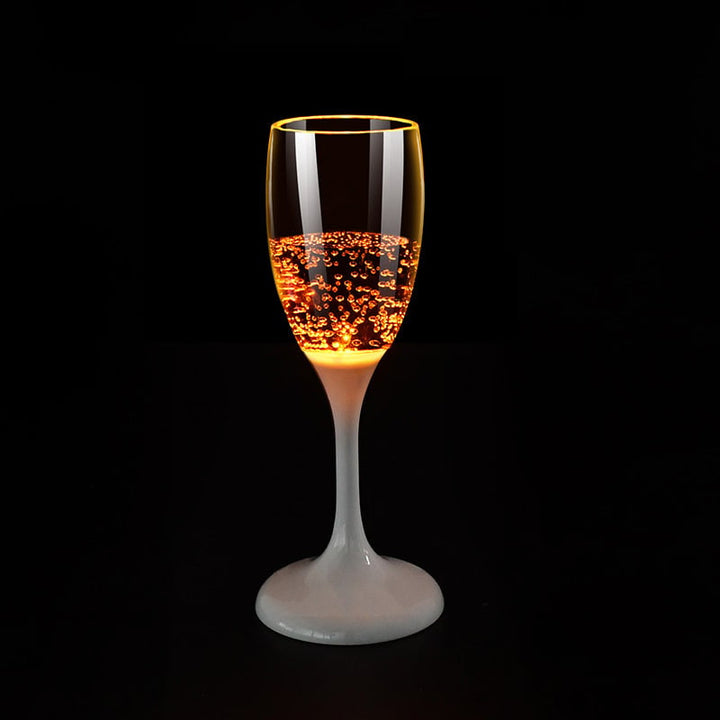 Festlig dekorasjon: Et lysende champagneglass som fanger blikket på festbordet.