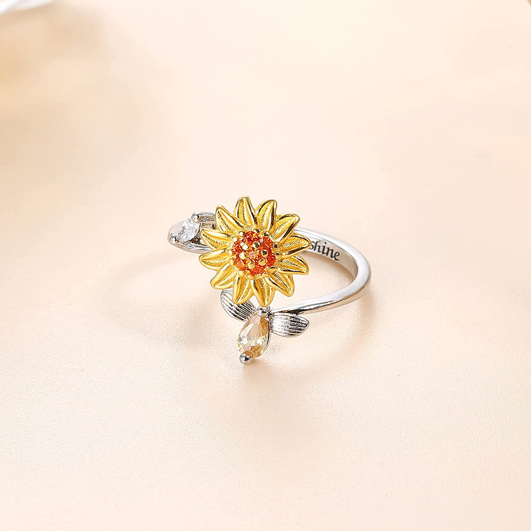 Nærbilde av solsikke spinner angstring. Detaljert fidget ring for kvinner, designet for stress og angstlindring.