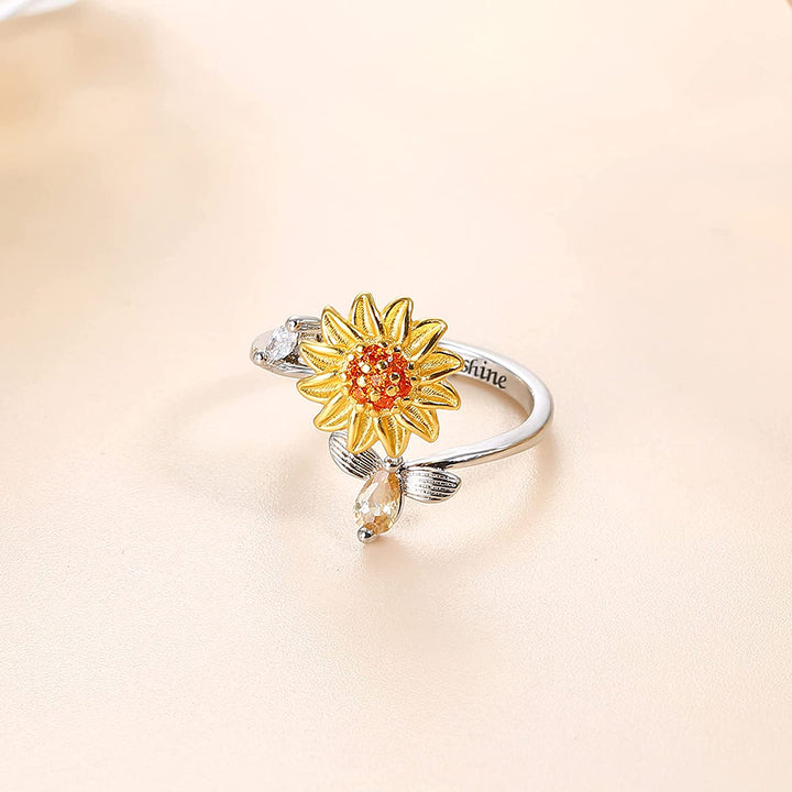 Nærbilde av solsikke spinner angstring. Detaljert fidget ring for kvinner, designet for stress og angstlindring.