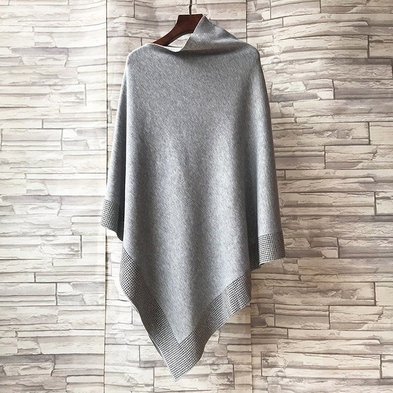 Moteriktig ullsjal for kvinner. Skinnende rhinestones gir et luksuriøst preg. Varmt vintertilbehør.