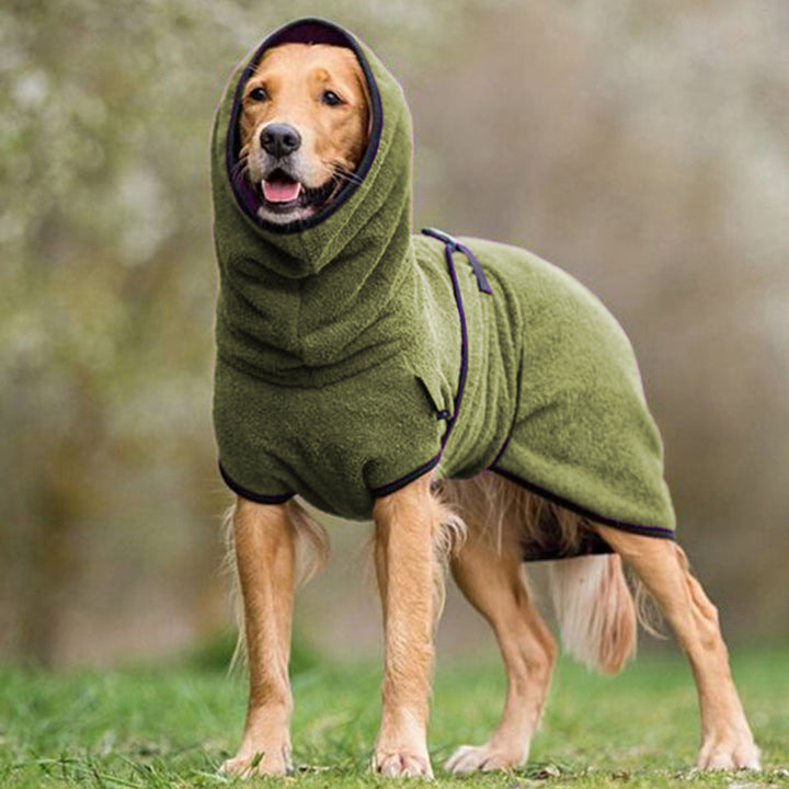 Tørkekåpe for hund, laget av myk mikrofiber for å holde hunden varm og tørr etter en tur i regnet.