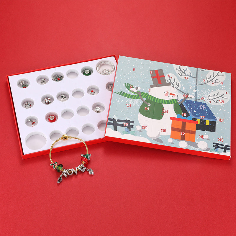 DIY julekalenderarmbånd for barn med sjarmperler. Perfekt nedtelling til jul.