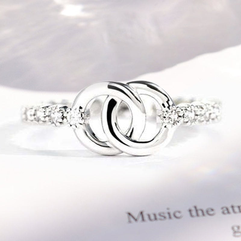 Perfekt gave til mor og datter: Unik, justerbar ring i sølvfarget design. Symboliserer et sterkt bånd.