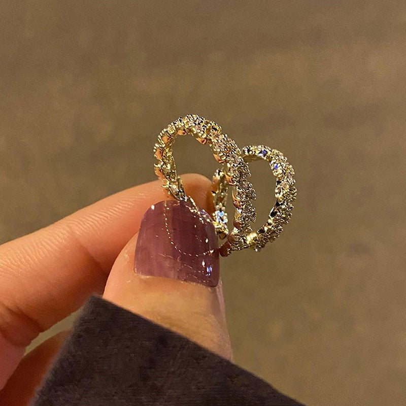 Intrikate øreklips i metall med hvete-design. Elegante, allergivennlige smykker for kvinner. Mote, tilbehør.