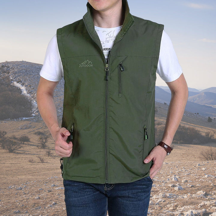 Grå/svart vanntett herrevest på henger. Stilren, pustende softshell vest egnet for allsidig utendørsbruk.