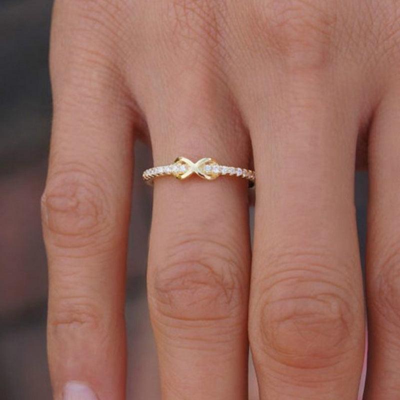 Evig kjærlighetsgave: infinityring i sølv til datter, et sentimentalt smykke.
