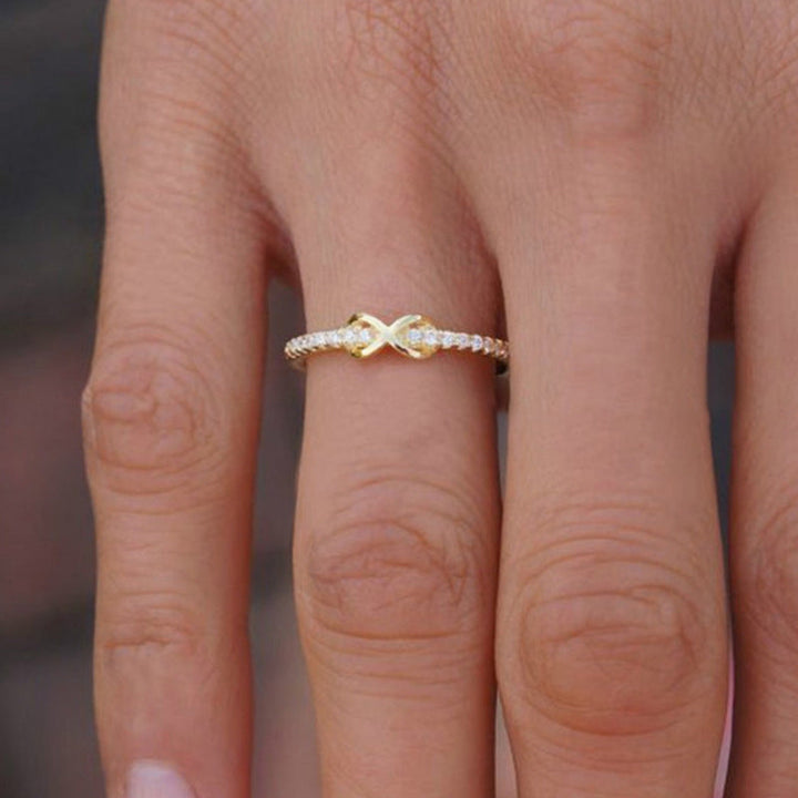 Evig kjærlighetsgave: infinityring i sølv til datter, et sentimentalt smykke.