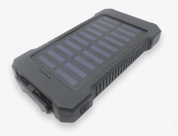 Høykvalitets solcellebatteri som lader en smarttelefon, symboliserer frihet og mobilitet.