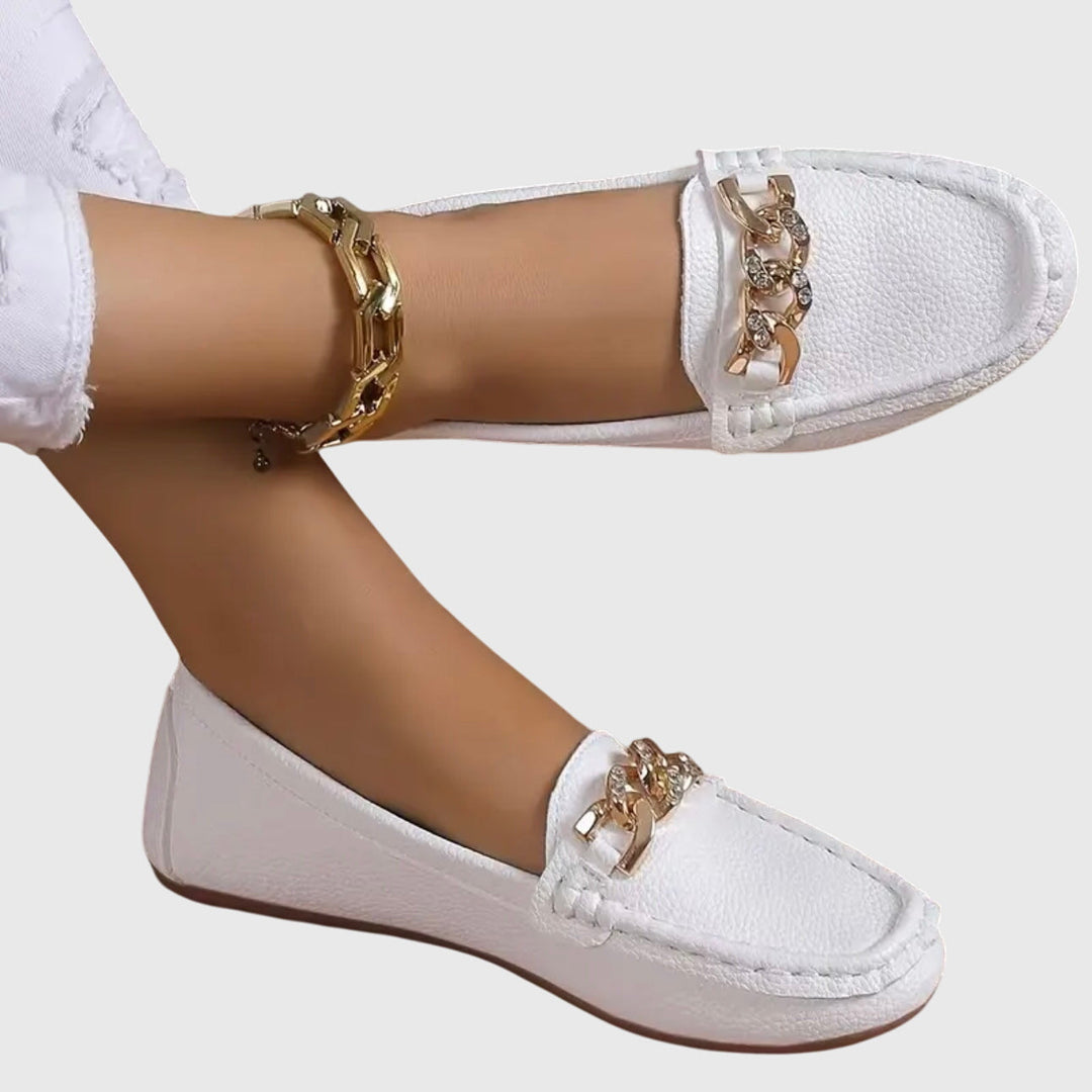 Kvinners stilige slip-on loafers med elegant kjededetalj. Komfortable og moderne fottøy for sommer.