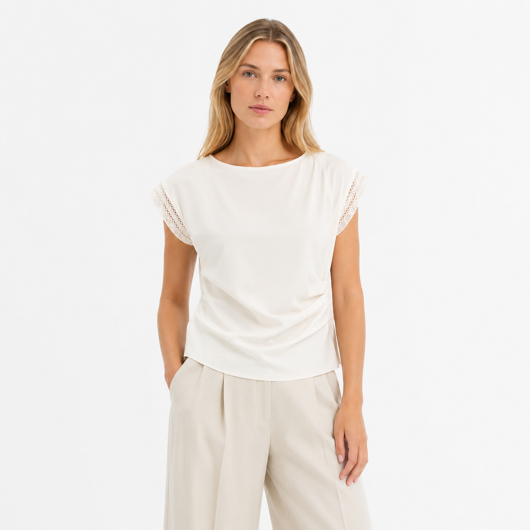Elegant beige ruched t-skjorte for dame, komfortabel sommertopp i minimalistisk stil. Perfekt for urban casual.