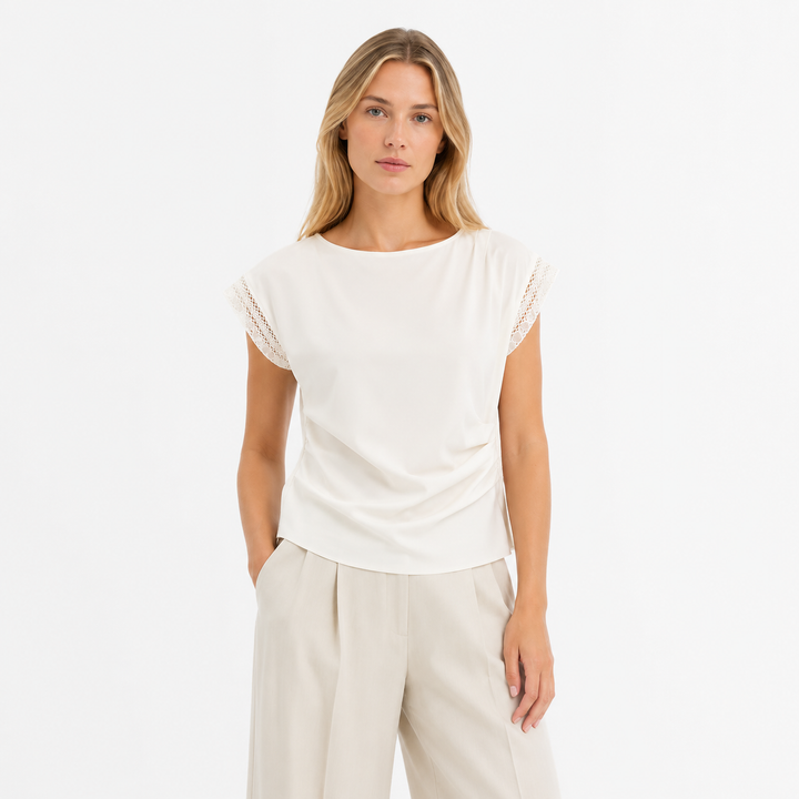 Elegant beige ruched t-skjorte for dame, komfortabel sommertopp i minimalistisk stil. Perfekt for urban casual.