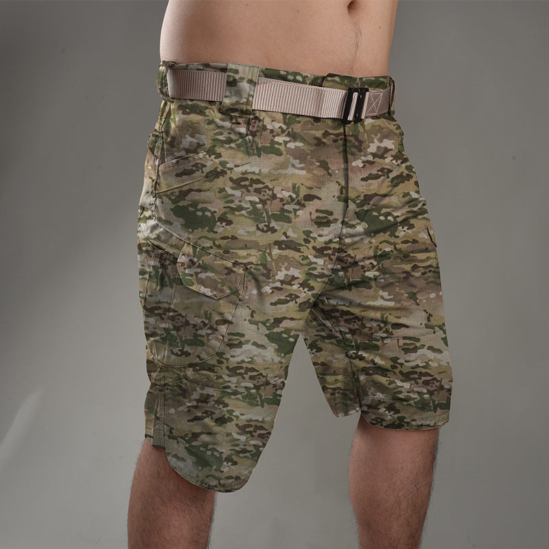 Taktisk shorts for menn hengt opp, viser robust design og klar for alle utendørs eventyr.