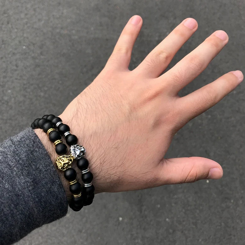 Robust unisex løvearmbånd i polert onyx og solid rustfritt stål, elegant og slitesterkt smykke.