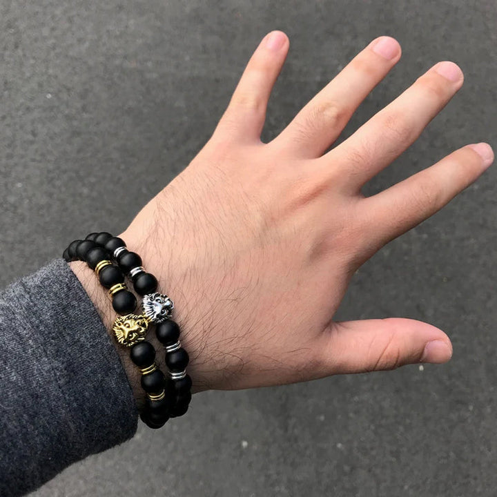 Robust unisex løvearmbånd i polert onyx og solid rustfritt stål, elegant og slitesterkt smykke.
