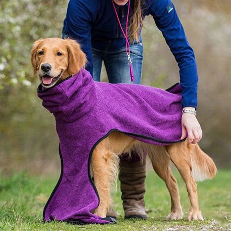 Fullt justerbar hundebadekåpe med spenne for sele, perfekt for små og store hunder etter badet.