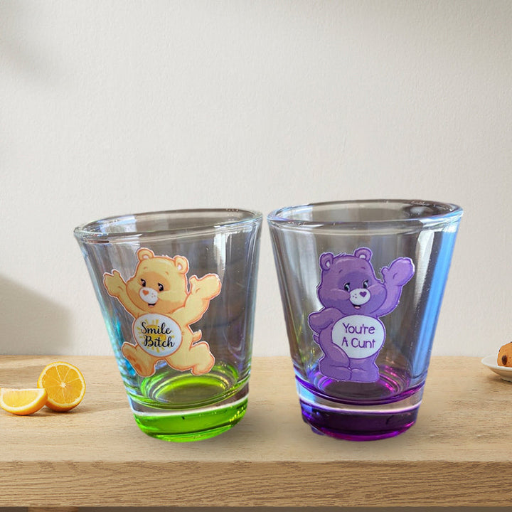 Festlig gavesett med humoristiske shotglass og bjørnepenner. Ideelt for en artig sammenkomst eller studentfest.