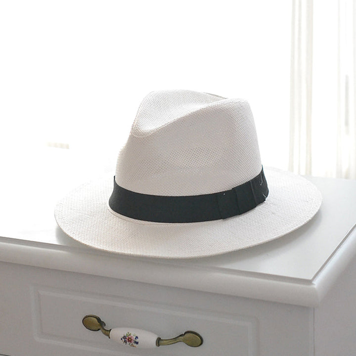 Elegant sommerhatt i aprikos og hvit med bred kant, ideell for hage, strand eller by.