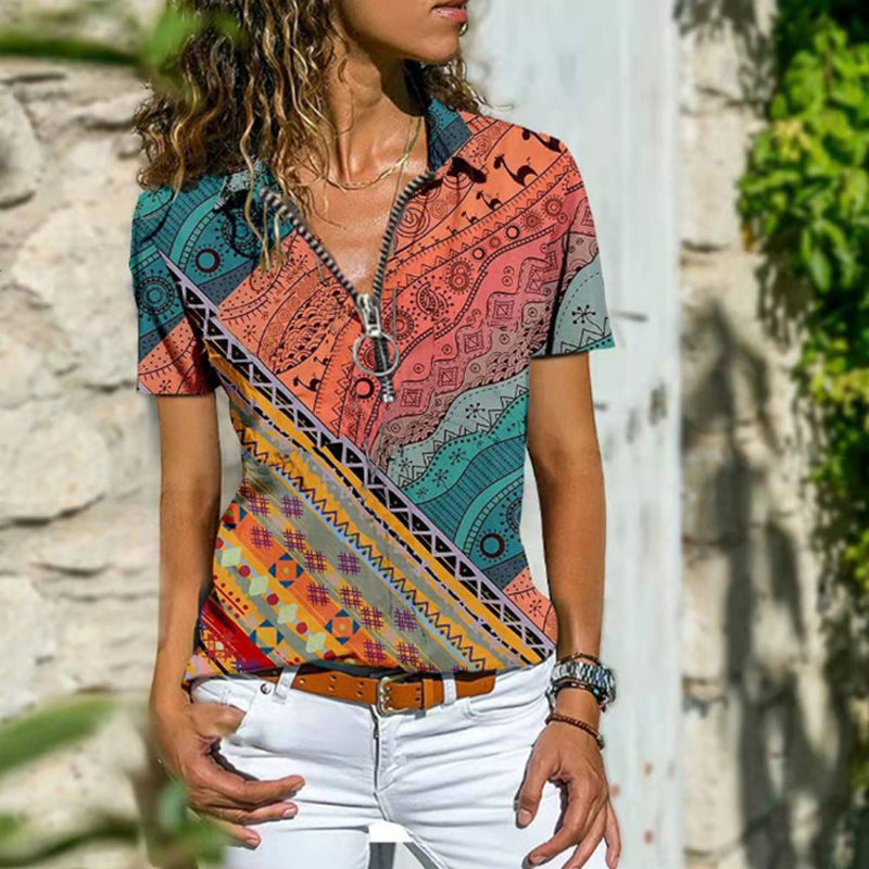 Kortermet bohemsk t-skjorte for dame med mønster og glidelås. Perfekt til sommer og casual bruk.