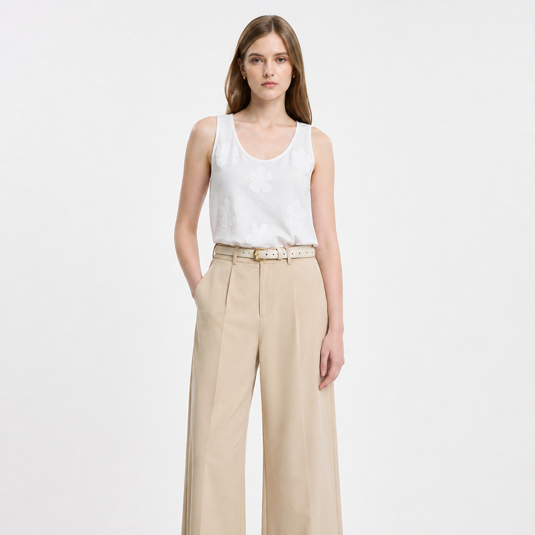 Elegant strikket camisole topp for dame med U-hals. Komfortabel og minimalistisk sommer basic.