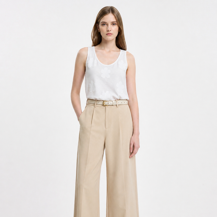 Elegant strikket camisole topp for dame med U-hals. Komfortabel og minimalistisk sommer basic.