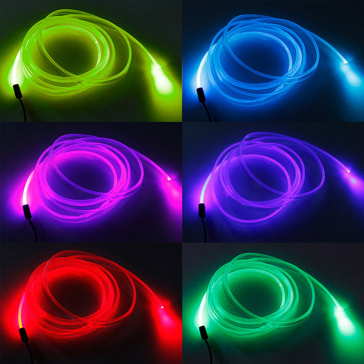 Lyse fiberoptiske RGB-lys i mørkt bilinteriør, gir moderne og innbydende atmosfære.