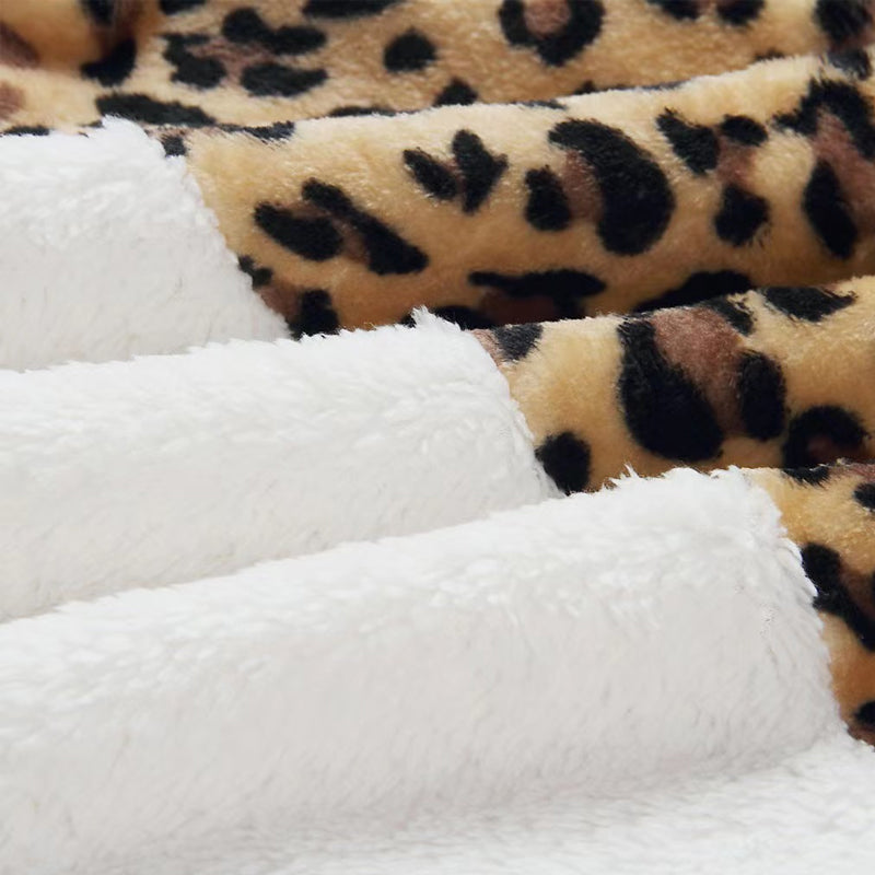 Moteriøs leopard hettegenser for kvinner, med hette og komfortabel passform for hverdagsbruk.